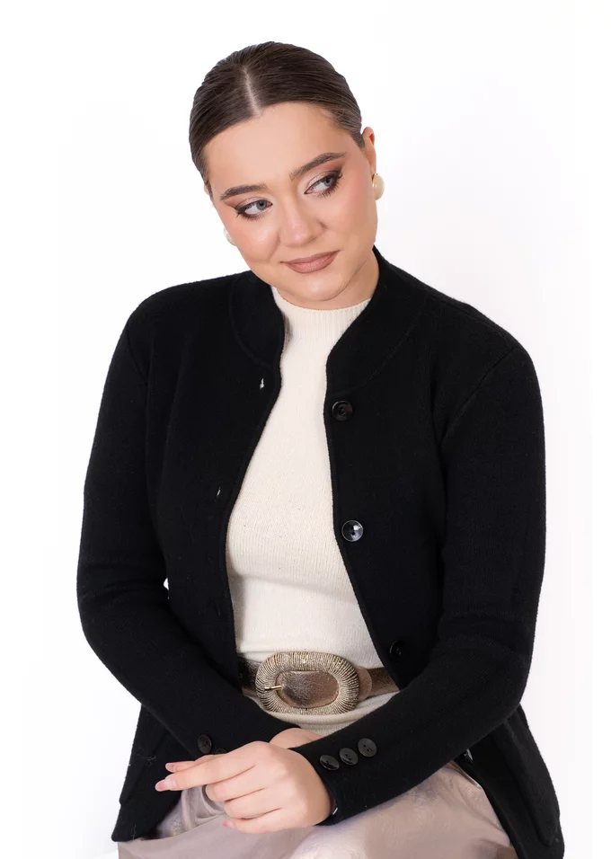 Jerseu tricotat negru cu buzunare si nasturi