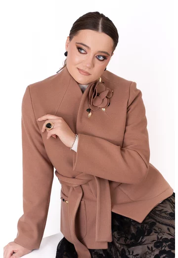 Palton scurt beige brown cu cordon accesorizat cu floare si strasuri