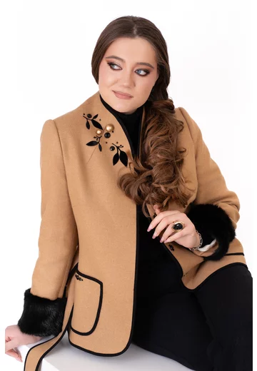 Palton scurt elegant maro camel cu cordon si maneci decorate cu blanita