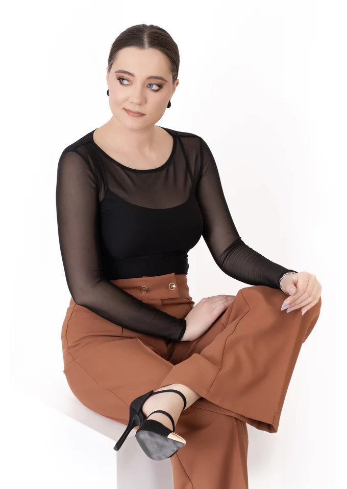 Pantalon  maro carmel accesorizat cu nasturi in contrast