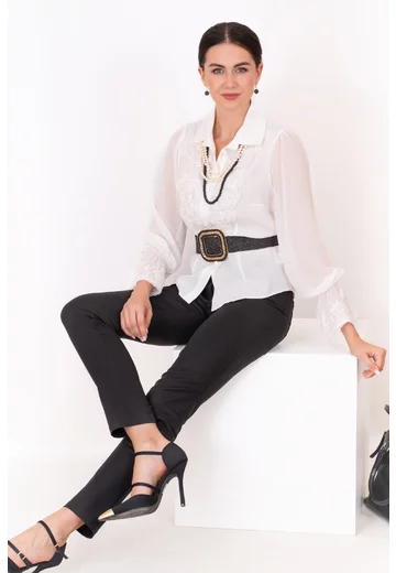 Pantalon  negru cu strasuri pe buzunare