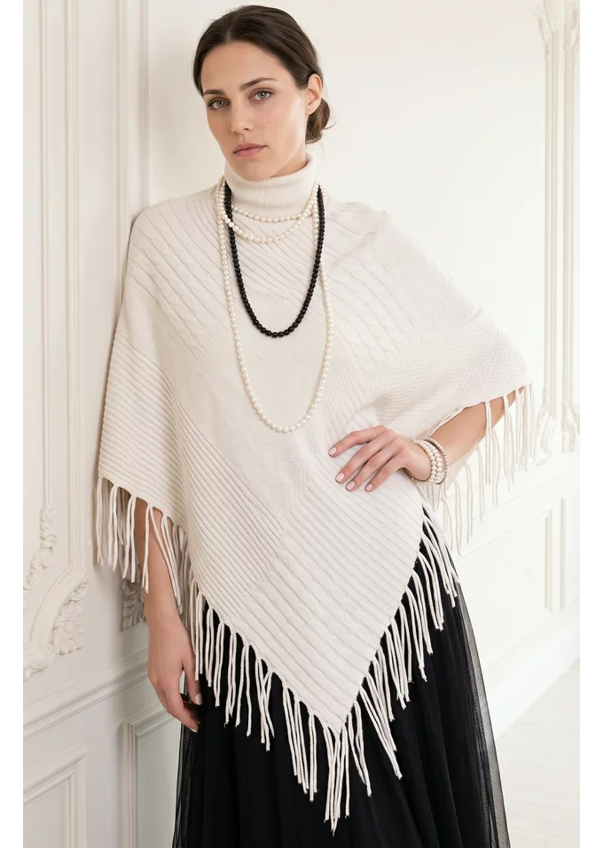 Poncho tricotat alb cu franjuri