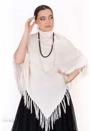 Poncho tricotat alb cu franjuri