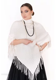 Poncho tricotat alb cu franjuri