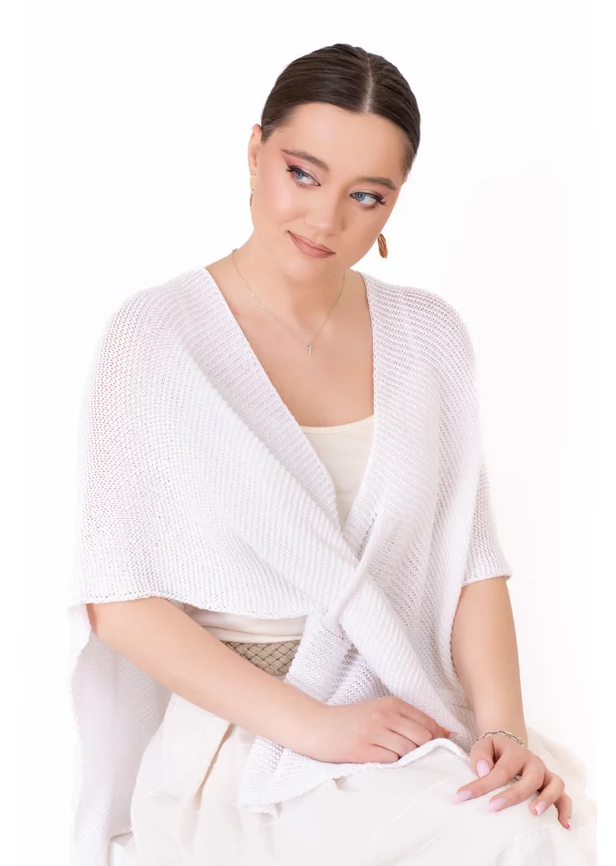 Poncho tricotat alb cu prindere frontala decorativa