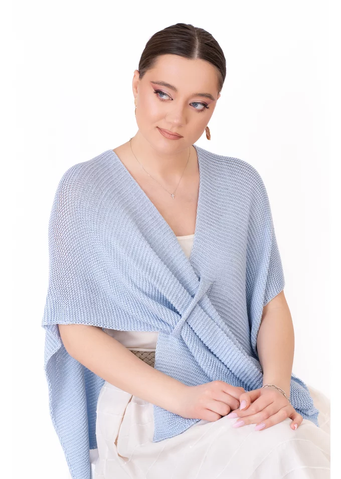 Poncho tricotat bleu cu prindere frontala decorativa