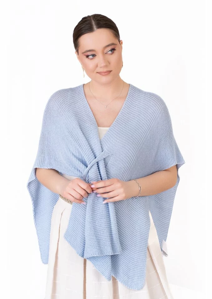 Poncho tricotat bleu cu prindere frontala decorativa