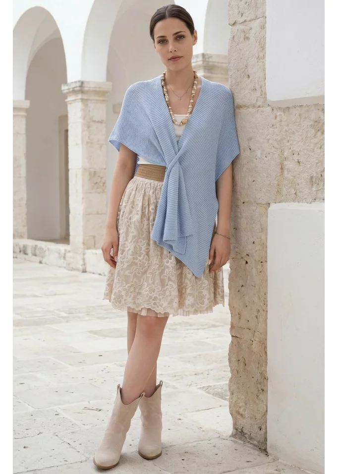 Poncho tricotat bleu cu prindere frontala decorativa