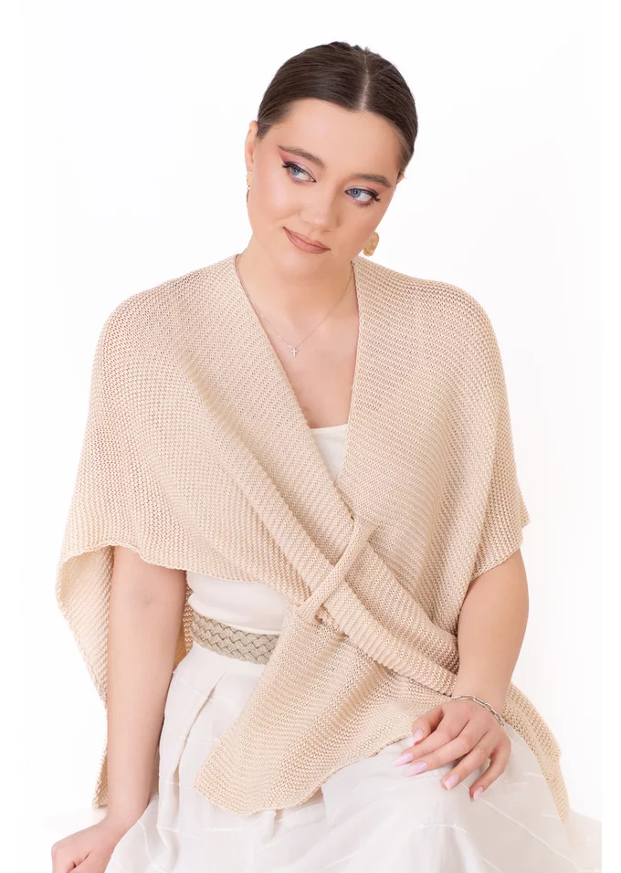 Poncho tricotat cream cu prindere frontala decorativa