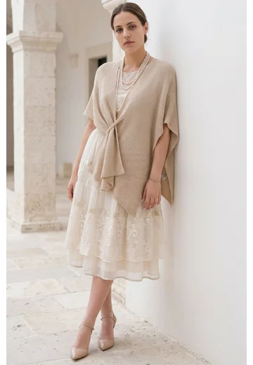 Poncho tricotat cream cu prindere frontala decorativa