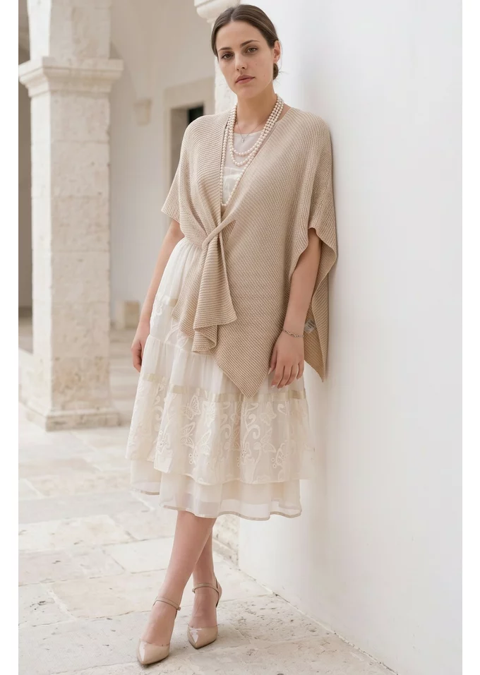 Poncho tricotat cream cu prindere frontala decorativa
