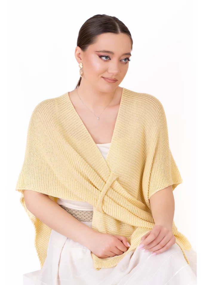 Poncho tricotat galben cu prindere frontala decorativa