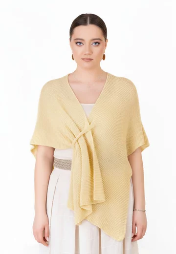 Poncho tricotat galben cu prindere frontala decorativa