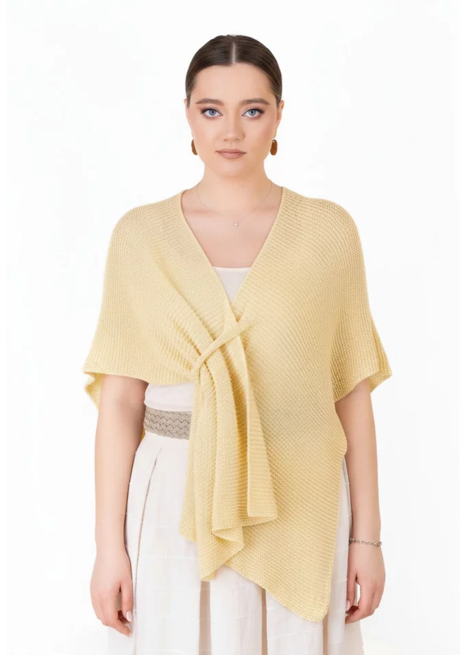 Poncho tricotat galben cu prindere frontala decorativa