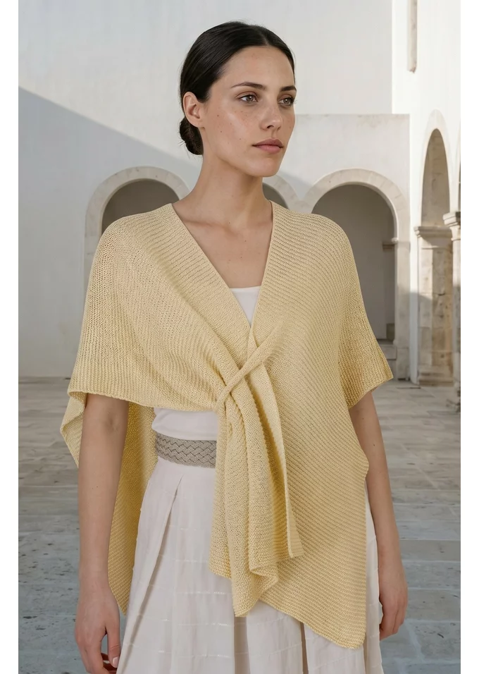 Poncho tricotat galben cu prindere frontala decorativa
