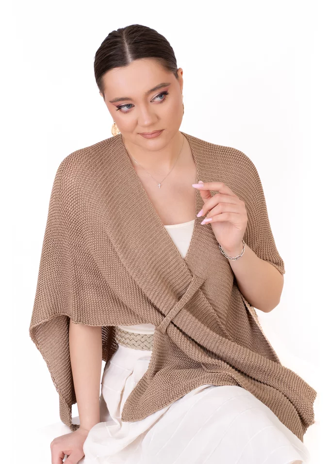 Poncho tricotat maro cu prindere frontala decorativa