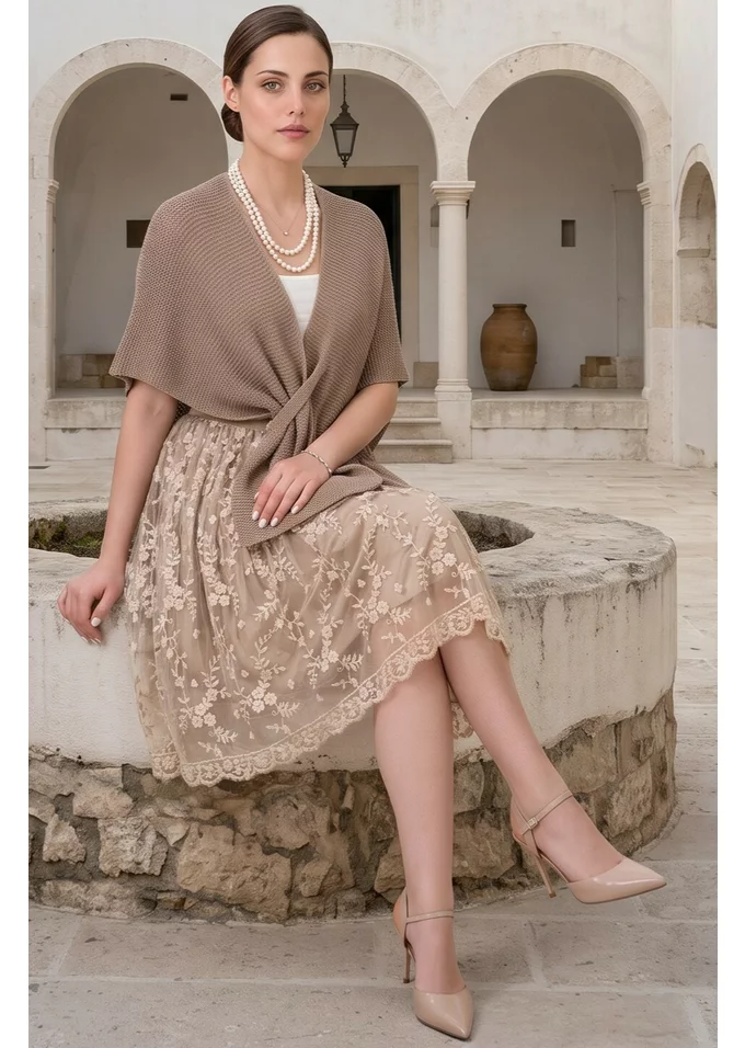 Poncho tricotat maro cu prindere frontala decorativa