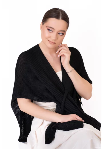 Poncho tricotat negru cu prindere frontala decorativa
