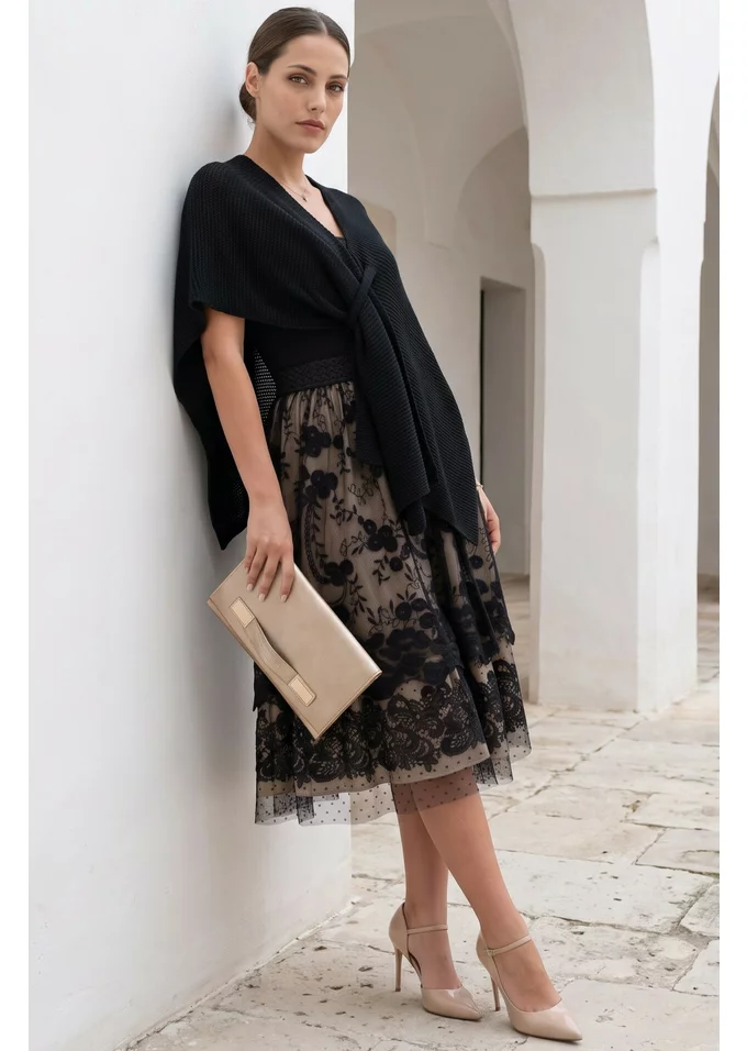 Poncho tricotat negru cu prindere frontala decorativa