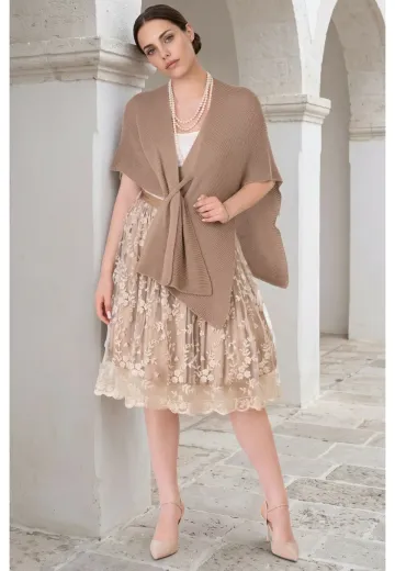 Poncho tricotat maro cu prindere frontala decorativa