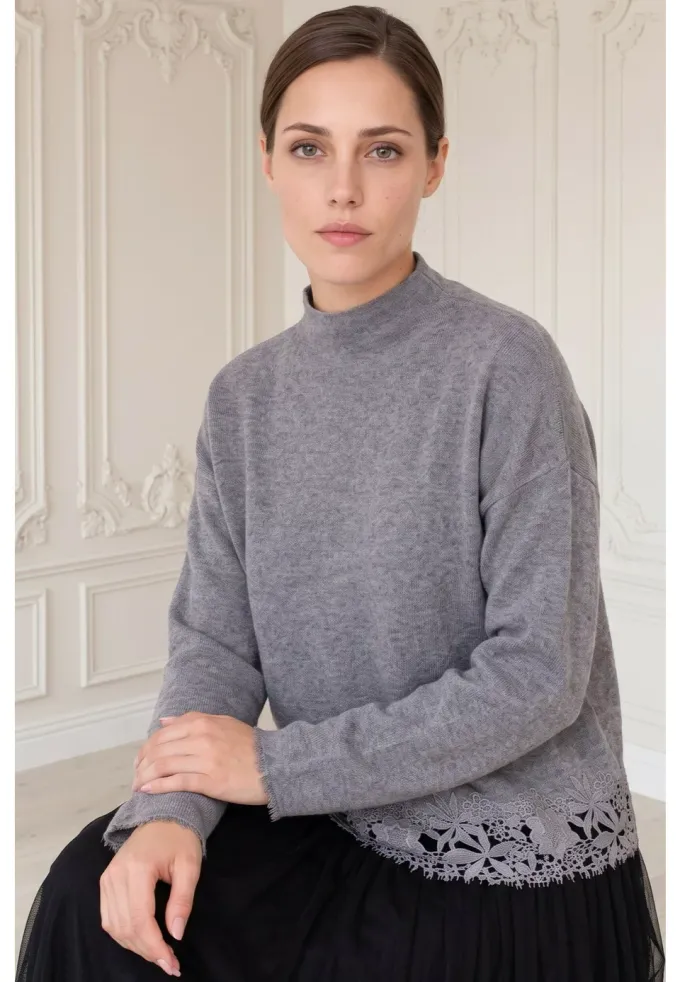 Bluza gri accesorizata cu broderie ton in ton