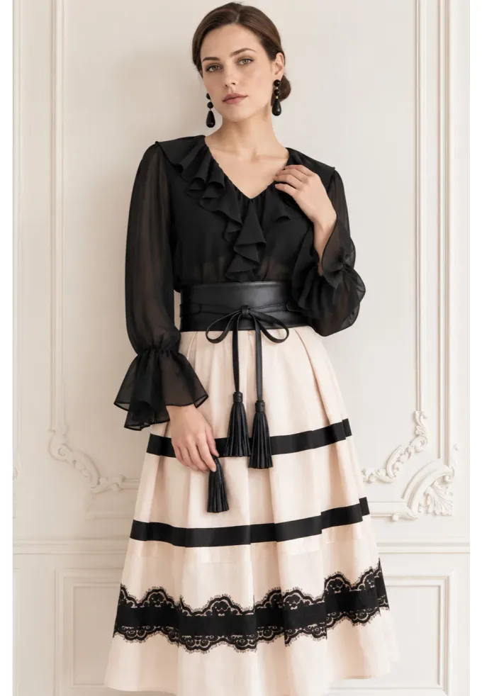 Fusta eleganta in dungi cream black decorata cu broderie