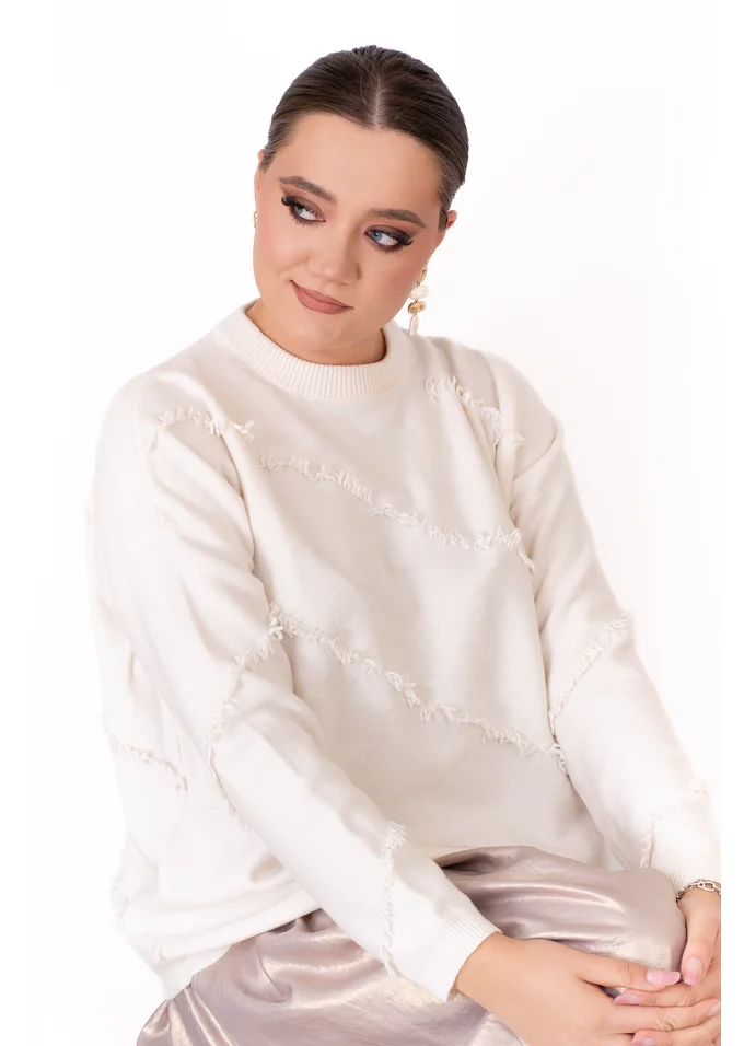 Pulover alb cu detalii franjurate din tricot