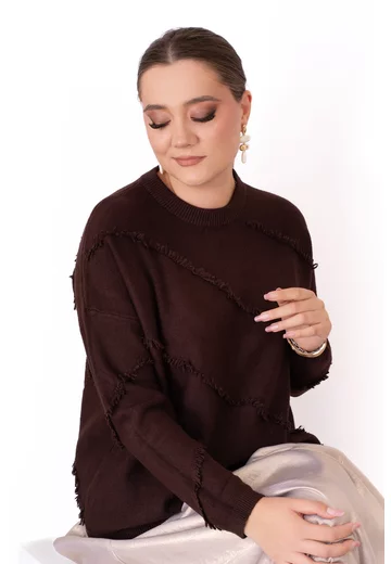 Pulover maro cu detalii franjurate din tricot