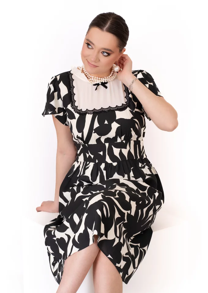 Rochie abstract leaf din vascoza accesorizata cu funda si broderie