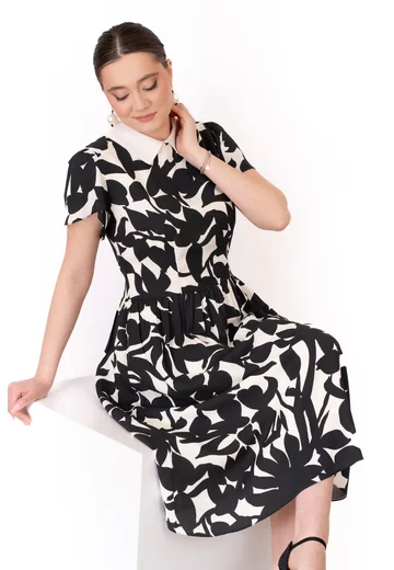 Rochie abstract leaf din vascoza cu guler crem