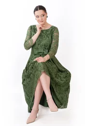 Rochie asimetrica din dantela macrame verde pin decorata cu funda