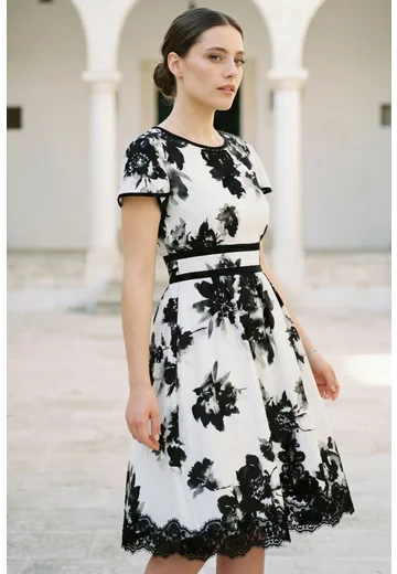 Rochie black rose din vascoza fina creponata decorata cu broderie