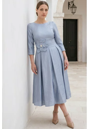 Rochie blue sky din organza cu aspect satinat decorata cu floare si strasuri
