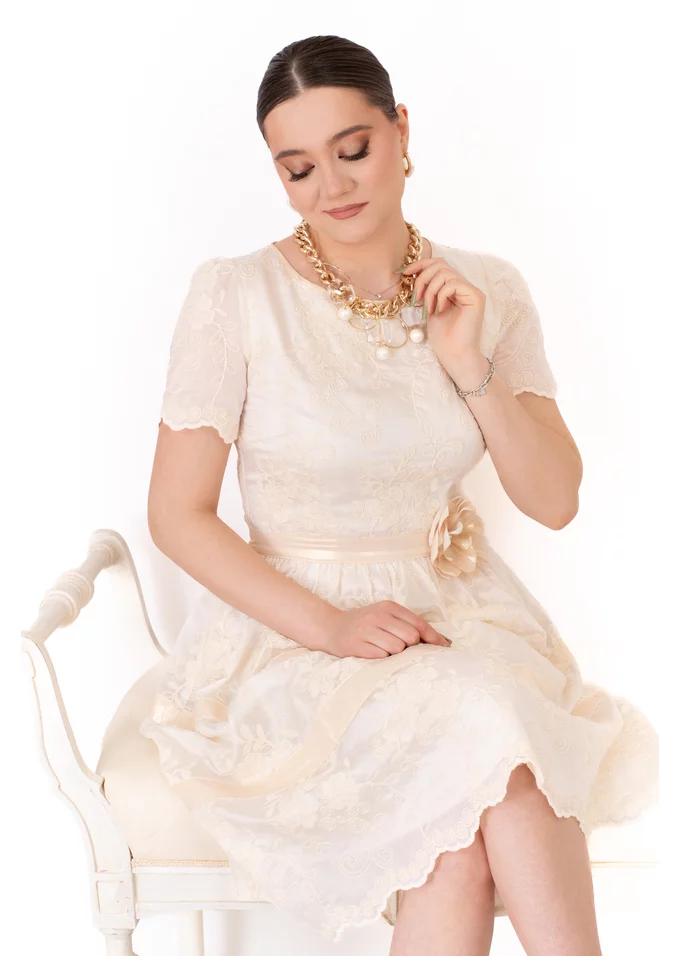 Rochie brodata de cocktail din organza tip borangic accesorizata cu floare