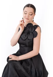 Rochie de gala black  din organza glittery decorata cu floare 3d si strasuri