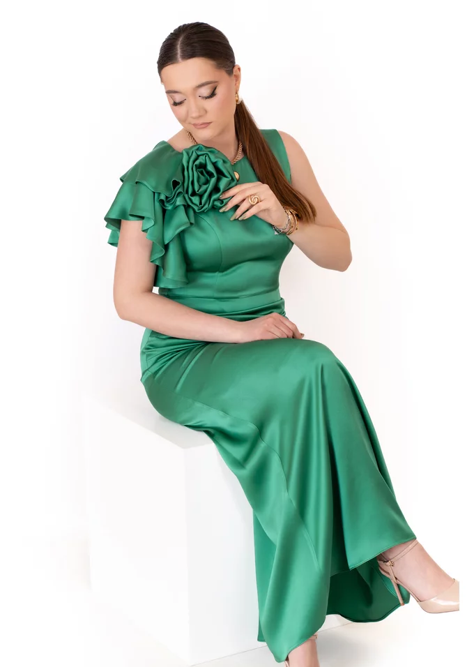 Rochie de gala jade reveire din satin de vascoza cu detaliu din volane cascada pe umar