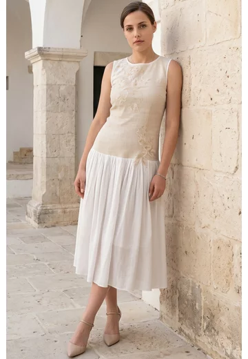 Rochie de vara din in natur cu volan din voal de vascoza accesorizata cu broderie