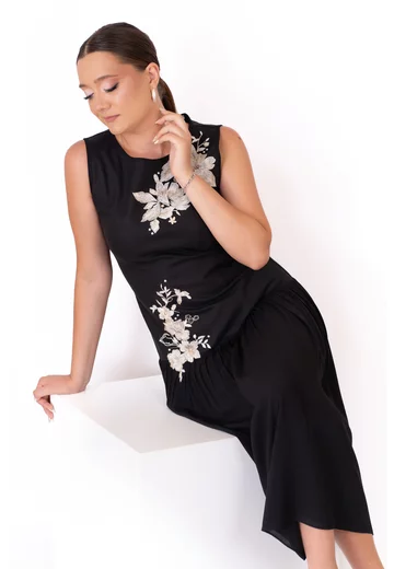 Rochie de vara necaptusita din in elastic cu volan din voal de vascoza accesorizata cu broderie