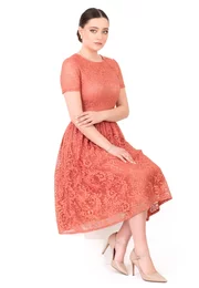 Rochie din dantela macrame piersic cu detalii satinate