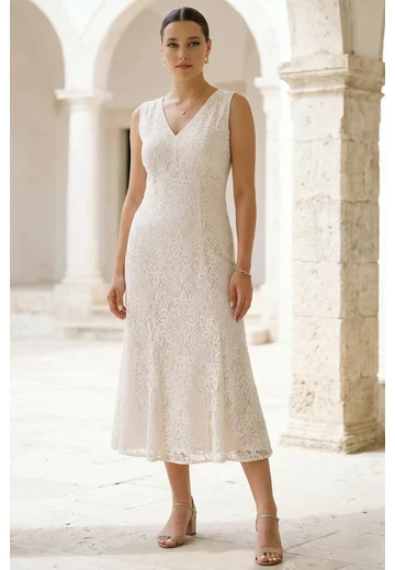 Rochie din dantela tip macrame pe linia corpului cu clini