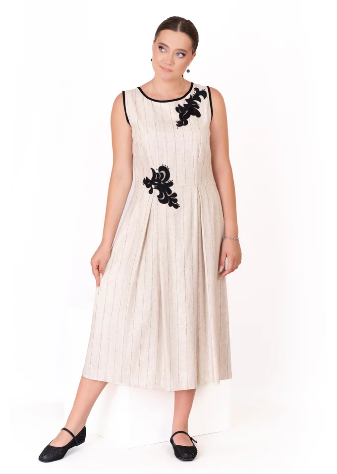 Rochie din in natur cu dungi fine accesorizata cu broderie in contrast
