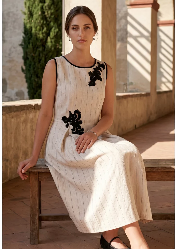 Rochie din in natur cu dungi fine accesorizata cu broderie in contrast