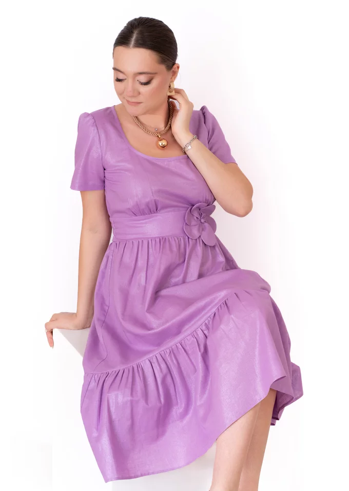 Rochie din in peliculizat mov orhid accesorizata cu floare