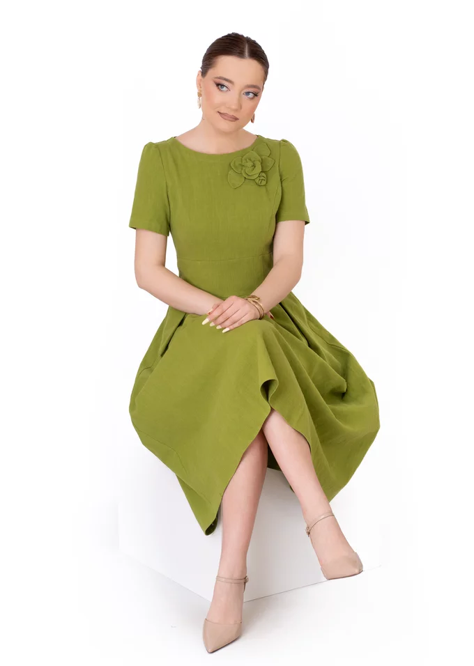 Rochie din in verde pesto cu detalii ton in ton
