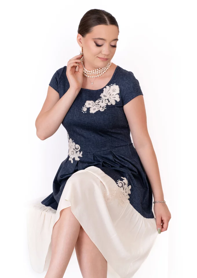 Rochie din jerse denim cu broderie natur abstract si volan