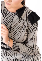 Rochie din jerse gri cu print abstract accesorizata cu funda