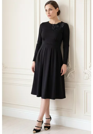 Rochie din jerse negru decorata cu flori si strasuri