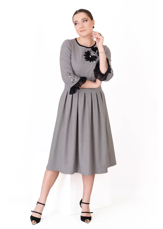 Rochie din stofa fina cadrilata decorata cu flori si perle