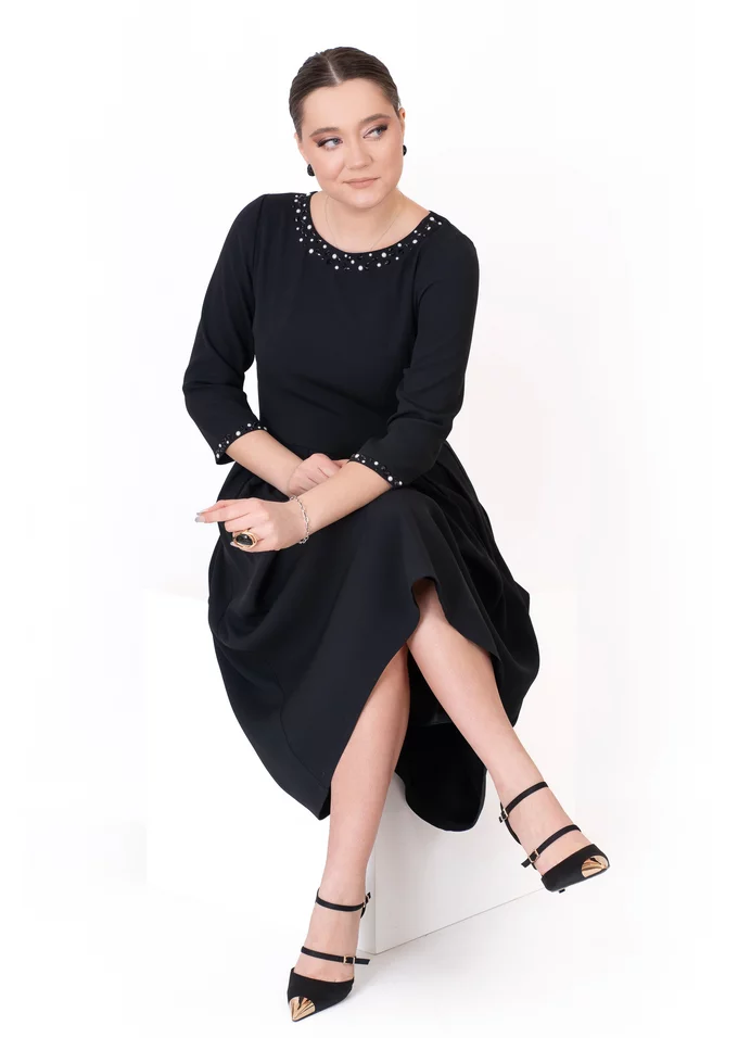 Rochie eleganta din stofa neagra premium decorata cu strasuri si perle