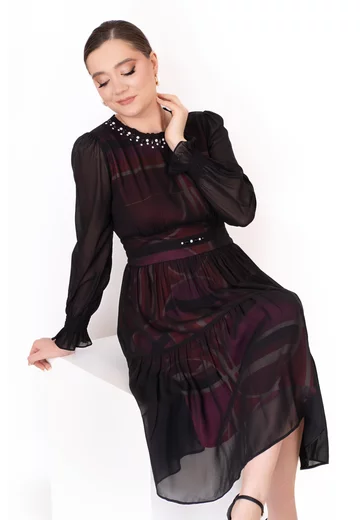 Rochie eleganta din voal dens si print magenta in transparenta accesorizata cu perle